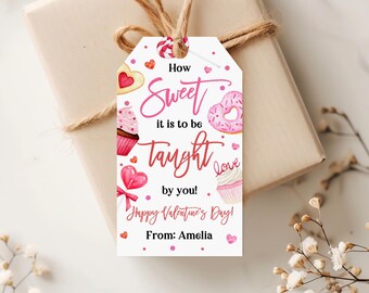 Könnte beinhalten: Ein weißer Geschenkanhänger mit rosa und roten Aquarell-Illustrationen von Cupcakes, Donuts, Lutschern und Herzen. Der Text lautet "How Sweet it is to be Taught Love by you! Happy Valentine's Day! From: Amelia".