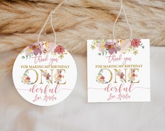 Puede incluir: Dos etiquetas redondas de agradecimiento florales rosas y doradas con el texto "Gracias por hacer de mi cumpleaños uno maravilloso. Con amor, Amelia."