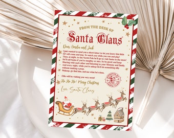 Könnte beinhalten: Ein festlicher Brief vom Weihnachtsmann mit einem rot-grünen Rand und Schneeflocken. Der Briefkopf lautet "From the Desk of Santa Claus". Die Illustration zeigt den Weihnachtsmann in seinem Schlitten, Rentiere und ein Lebkuchenhaus.