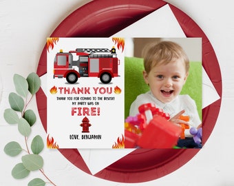 Tarjeta de agradecimiento de cumpleaños con diseño de camión de bomberos: Nota con foto editable Bir71