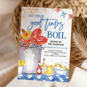 Könnte beinhalten: Eine Aquarell-Einladung mit dem Text "Let the good times BOIL" in blauer Schrift. Die Einladung zeigt einen Topf mit Meeresfrüchte-Eintopf mit Hummer, Mais und Garnelen. Zusätzliche Elemente sind Bier, Wein und Pommes Frites.