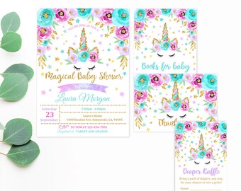 Può includere: Un set di tre biglietti stampabili per un baby shower. I biglietti presentano un unicorno con un corno dorato e fiori rosa, blu e bianchi. Il testo sui biglietti recita "Magical Baby Shower", "Books for Baby" e "Diaper Raffle".