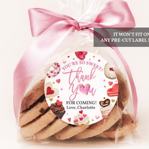Etiqueta para lembrancinha de dia dos namorados, adesivo de aniversário para meninas, 1º aniversário, etiqueta redonda, bolo de coração rosa, doces, editável, para impressão, download VabI4
