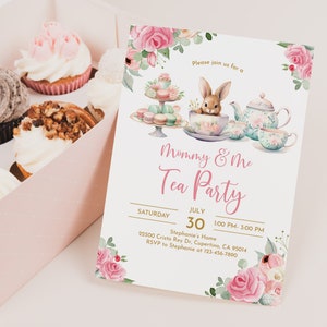 Könnte beinhalten: Eine rosafarbene und grüne Einladung zu einer Tee-Party mit einer Aquarell-Illustration eines Hasen in einer Teetasse. Die Einladung lautet "Mommy & Me Tea Party" und enthält Datum, Uhrzeit und Ort der Veranstaltung.