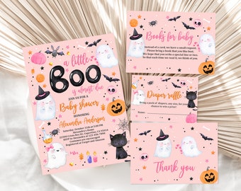 Op de afbeelding: Een roze en zwarte babyborrel uitnodiging met een spook, pompoen en heksenhoed. De uitnodiging zegt "a little BOO is almost due" en bevat details voor de borrel. Er zijn ook kaarten voor een luierspel en een verzoek voor een boek voor de baby.