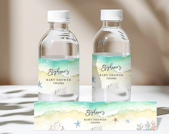 Puede incluir: Etiquetas para botellas de agua con temática de playa. Las etiquetas presentan un diseño de acuarela de olas del océano, arena y conchas marinas. El texto en las etiquetas dice "Stephanie's Baby Shower 5.20.20XX".