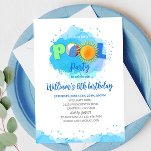 K&ouml;nnte beinhalten: Eine blaue und wei&szlig;e Poolparty-Einladung mit Aquarellhintergrund. Die Einladung zeigt einen Cartoon-Pool, einen Strandball und eine Sonne. Der Text lautet "Schlie&szlig;en Sie sich uns zu einer Poolparty an, um Williams 8. Geburtstag zu feiern".