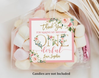Puede incluir: Etiqueta de bolsa de regalo rosa y dorada con diseño floral. La etiqueta dice "Gracias por hacer de mi cumpleaños un día maravilloso. Con amor, Sophia".