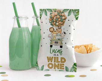 Könnte beinhalten: Ein weißer Chip-Beutel mit einem grünen, braunen und weißen Dschungeltier-Design. Der Beutel trägt den Text "Lucas is a Wild One" in goldenen Buchstaben.