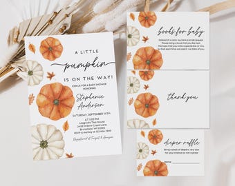 Może przedstawiać: Zestaw zaproszeń i wkładek na baby shower z motywem jesiennym. Zaproszenie brzmi "A Little Pumpkin is on the Way!" i zawiera szczegóły. Wkładki obejmują karty "Books for Baby", "Thank You" i "Diaper Raffle". Karty zdobią akwarelowe dynie i liście.