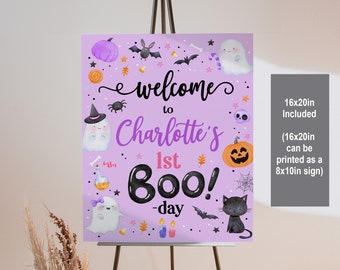 Puede incluir: Un cartel de bienvenida morado con el texto "Welcome to Charlotte's 1st BOO! -day" en letras negras y rosas. El cartel está decorado con fantasmas, murciélagos, arañas, maíz dulce, una calabaza y estrellas. El cartel mide 40,64 cm x 50,8 cm y se puede imprimir como un cartel de 20,32 cm x 25,4 cm.