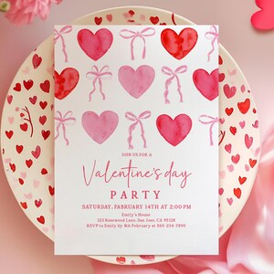 Puede incluir: Una invitaci&oacute;n a una fiesta de San Valent&iacute;n con corazones y lazos de acuarela rosa y roja. La invitaci&oacute;n incluye el texto "Join us for a Valentine's Day Party" con los detalles del evento. La invitaci&oacute;n est&aacute; en un plato decorado con corazones.