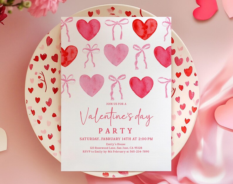 Puede incluir: Una invitaci&oacute;n a una fiesta de San Valent&iacute;n con corazones y lazos de acuarela rosa y roja. La invitaci&oacute;n incluye el texto "Join us for a Valentine's Day Party" con los detalles del evento. La invitaci&oacute;n est&aacute; en un plato decorado con corazones.
