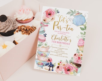 Könnte beinhalten: Eine rosafarbene und goldene Einladung zu einer Teeparty mit Aquarellblumen, Teetassen und einer Teekanne. Die Einladung lautet "Let's Par-tea" und "Charlotte's 7th Birthday".