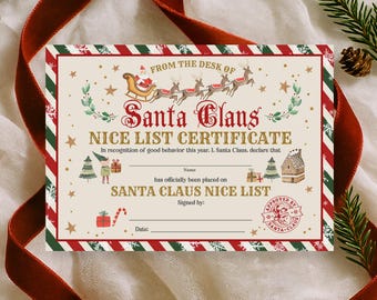 Puede incluir: Un certificado rectangular de la lista de buenos de Santa Claus con un borde a rayas rojas y verdes. El documento incluye ilustraciones de Santa en un trineo, renos, un elfo, regalos y una casa de jengibre con el texto From the Desk of Santa Claus.
