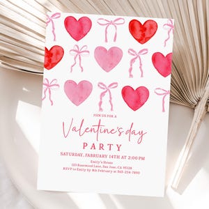 Puede incluir: Invitaci&oacute;n a una fiesta de San Valent&iacute;n con fondo blanco. El dise&ntilde;o presenta corazones de acuarela en tonos rosa y rojo, junto con lazos rosas. El texto de la invitaci&oacute;n dice "&Uacute;nase a nosotros para una fiesta de San Valent&iacute;n" con detalles del evento.