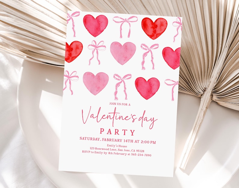 Puede incluir: Invitaci&oacute;n a una fiesta de San Valent&iacute;n con fondo blanco. El dise&ntilde;o presenta corazones de acuarela en tonos rosa y rojo, junto con lazos rosas. El texto de la invitaci&oacute;n dice "&Uacute;nase a nosotros para una fiesta de San Valent&iacute;n" con detalles del evento.