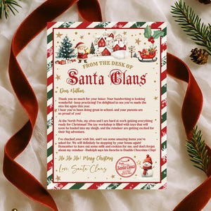 Może przedstawiać: Prostokątny list od Świętego Mikołaja z czerwono-zieloną obwódką w paski. Tekst brzmi From the Desk of Santa Claus, Dear Nathan, i zawiera ilustracje Mikołaja, zaśnieżonej wioski, sań oraz bałwana w czerwonej czapce.