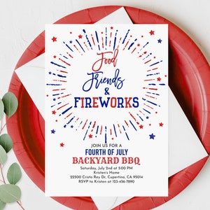 Puede incluir: Invitación a una barbacoa en el patio trasero para el 4 de julio con un diseño de fuegos artificiales rojo, blanco y azul. El texto dice "Food Friends & Fireworks" e incluye detalles sobre el evento, incluida la fecha, la hora, la ubicación y la información de RSVP.