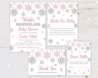 Puede incluir: Una invitación a una fiesta de bienvenida al bebé con temática de invierno. La invitación presenta copos de nieve rosas y plateados e incluye el nombre del bebé, Emily White, la fecha y hora de la fiesta, así como la ubicación. También incluye una solicitud a los invitados para que traigan un libro para el bebé y una rifa de pañales.
