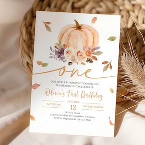 Puede incluir: Una tarjeta de invitación blanca con una ilustración de acuarela de una calabaza, flores y hojas. El texto en la tarjeta dice "Nuestra pequeña calabaza cumple un año. Únase a nosotros para celebrar el primer cumpleaños de Olivia. Sábado, 12 de octubre, 1:00 PM - 3:00 PM. Casa de Olivia, 22500 Cristo Rey Dr. Cupertino, CA 95014. RSVP a Stephanie al 123-456-7890."