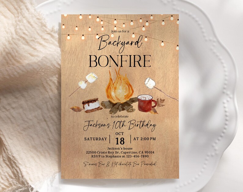 Puede incluir: Una invitaci&oacute;n r&uacute;stica para una fogata en el patio trasero, con una ilustraci&oacute;n en acuarela de una fogata, malvaviscos y s'mores. El texto dice "Backyard Bonfire" y anuncia el d&eacute;cimo cumplea&ntilde;os de Jackson el 18 de octubre a las 2:00 PM.