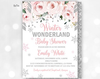 Op de afbeelding: Een baby shower uitnodiging met een winterwonderland thema. De uitnodiging heeft een roze en zilveren glitter achtergrond met roze rozen en sneeuwvlokken. De tekst luidt "Winter Wonderland Baby Shower" en bevat de naam "Emily White", de datum en tijd van de shower, de locatie en de RSVP informatie. De uitnodiging vermeldt ook dat Emily geregistreerd is bij Target en Amazon.