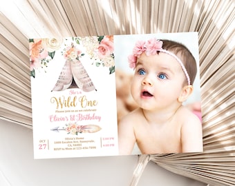 Op de afbeelding: Een roze en gouden uitnodiging voor de eerste verjaardag met een aquarel-illustratie van een tipi-tent en bloemmotieven. De tekst luidt "She's a Wild One" en "Olivia's 1st Birthday".