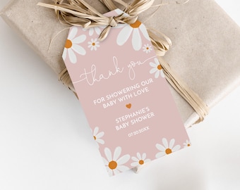 Op de afbeelding: Roze baby shower-bedankkaartje met witte madeliefjes en oranje hartjes. De kaart zegt "Bedankt voor het douchen van onze baby met liefde" en "Stephanie's Baby Shower 07.20.20XX".