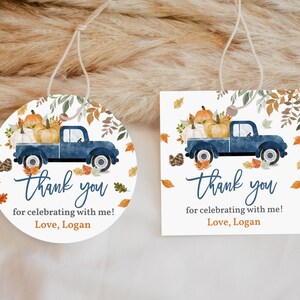 Peut inclure: Deux étiquettes cadeaux sur le thème de l'automne. L'une est ronde, l'autre carrée. Elles présentent toutes deux un camion bleu transportant des citrouilles, avec le texte "Thank you for celebrating with me! Love, Logan." Les étiquettes sont décorées de feuilles d'automne.