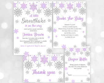 Op de afbeelding: Een baby shower uitnodiging met een sneeuwvlok thema. De uitnodiging is versierd met zilveren en paarse sneeuwvlokken. De tekst op de uitnodiging luidt "Een klein sneeuwvlokje is onderweg." De uitnodiging bevat ook de datum, tijd en locatie van de douche. Er zijn ook kaarten voor boeken voor baby's en een luiers loterij.