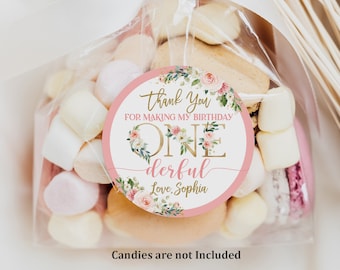 Puede incluir: Pegatina de agradecimiento rosa y dorada con diseño floral. La pegatina dice "Gracias por hacer de mi cumpleaños uno maravilloso. Con amor, Sophia".