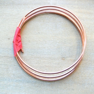 以下が含まれることがあります： 赤いテープで一緒に巻かれた銅線のスプールが3つ