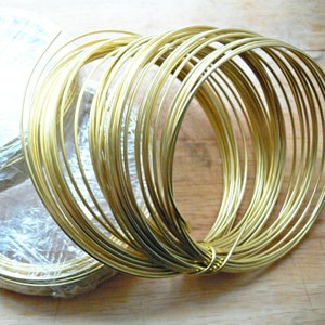 May include: A roll of gold-coloured wire, wound into a coil. The wire is thin and flexible, and it is ideal for crafting and jewellery making.
