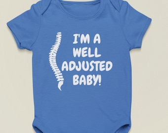 Kiropraktor Babybody - Kiropraktor Babypresent - Kiropraktor Babybody - Välanpassad Baby - Många storlekar och färger tillgängliga