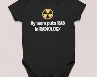 Camiseta fofa de radiologia para bebê - Macacão de bebê radiologista - Rad Tech Baby - Minha mãe coloca Rad em radiologia - Vários tamanhos e cores - Todo em algodão