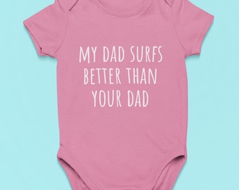 Macacão fofo para bebê surfista - Camiseta surfista para bebê - Meu pai surfa melhor que seu pai - Tamanhos de recém-nascido a 24 meses - Várias cores