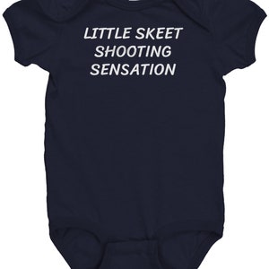 Tontaubenwurf Baby Bodysuit - Tontaubenschiessen Baby Geschenk - Tontaubenschiessen Baby Einteiler - Kleine Tontaubenschiess Sensation - Baby Shower Geschenk