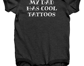 タトゥーアーティストベビーボディスーツ - タトゥーベビーギフト - タトゥーアーティストベビーワンピース - パパはクールなタトゥーを入れています