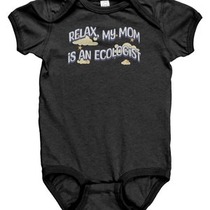 Peut inclure: Combinaison bébé à manches courtes noire avec le texte "Relax, my mom is an ecologist" en bleu et blanc avec un nuage et une étoile.