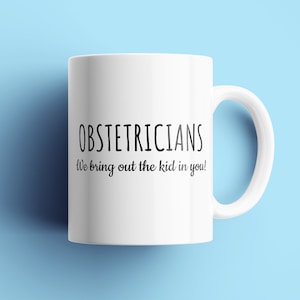 Könnte beinhalten: Eine weiße Keramiktasse mit schwarzem Text, der "OBSTETRICIANS We bring out the kid in you!" lautet.