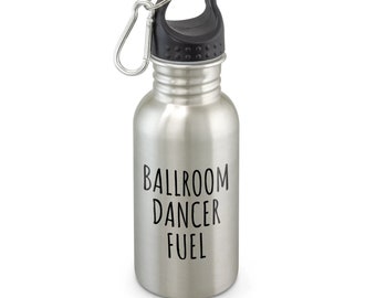 Puede incluir: Una botella de agua de acero inoxidable plateada con tapa negra y mosquetón. La botella tiene el texto "Ballroom Dancer Fuel" impreso en ella.
