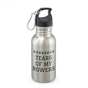 Puede incluir: Una botella de agua de acero inoxidable plateada con una tapa negra y un mosquetón. La botella tiene un gráfico negro de remeros y el texto "Tears of my Rowers".