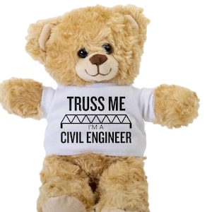 Op de afbeelding: Een bruine teddybeer die een wit T-shirt draagt met de tekst "TRUSS ME I'M A CIVIL ENGINEER" en een zwarte afbeelding van een brug.