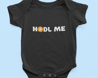 Macacão Engraçado para Bebê - Camiseta Bitcoin Baby - Hodl Me - Criptomoedas - Vários Tamanhos e Cores - Todo Algodão - Mineração de Bitcoin