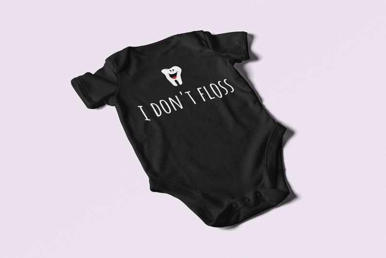 Peut inclure: Combinaison noire pour b&eacute;b&eacute; avec une dent de dessin anim&eacute; blanche et le texte "Je ne passe pas de fil dentaire".