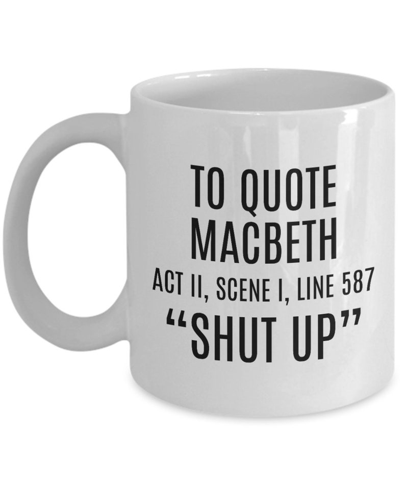 Puede incluir: Taza de caf&eacute; de cer&aacute;mica blanca con texto negro que dice "To quote Macbeth Act II, Scene I, Line 587 "Shut Up""