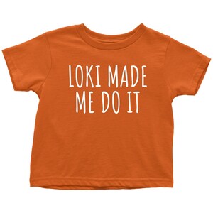 Op de afbeelding: Oranje T-shirt met korte mouwen met de tekst "Loki made me do it" in wit.
