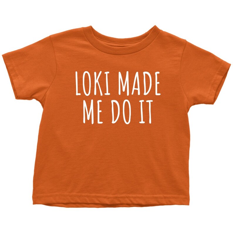 Op de afbeelding: Oranje T-shirt met korte mouwen met de tekst "Loki made me do it" in wit.