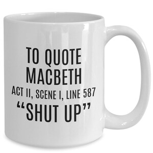 Puede incluir: Taza de caf&eacute; de cer&aacute;mica blanca con texto negro que dice "To quote Macbeth Act II, Scene I, Line 587 "Shut Up""